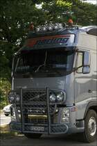 Die Front: Ein Bullenf�nger mit zwei zus�tzlichen Nebelscheinwerfer je Seite, Lampenb�gel, Druckluftohrn und Standklima aufm Dach. Hinter der Windschutzscheibe h�ngen zwei  Namenschilder : S�ylemann und Was guckst Du?
