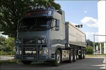 Die Front: Ein Bullenf�nger mit zwei zus�tzlichen Nebelscheinwerfer je Seite, Lampenb�gel, Druckluftohrn und Standklima aufm Dach. Hinter der Windschutzscheibe h�ngen zwei  Namenschilder : S�ylemann und Was guckst Du? Die Firma hat noch einen Scania R620.
