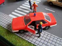 Audi 100 ELW von Rietze auf meinem Diorama  Brauereibrand . Die Tr wurde mit einem Bastelmesser aus der Karrosserie geschnitten und in geffneter Stellung wieder angeklebt. Die Feuerwehrleute sind selbst bemalt. Aufgenommen am 7.5.2005.