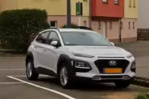 Hyndai Kona, gesehen auf einem Parkplatz. 03.2023