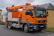 MAN TGM 15.290, mit Palfinger Hebebühne, der Straßenmeisterei zur Straßenbeleuchtung Kontrolle stand am Straßenrand. 03.2023