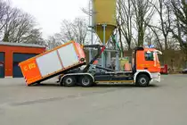 Feuerwehr Mörfelden Walldorf Mercedes Benz Actros WLF mit AB-Sonderlöschmittel (Florian Mörfelden Walldorf 2-65) am 04.03.23 bei einem Fototermin