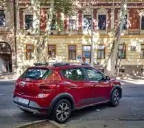 Rückansicht: Dacia Sandero Mk3 in Fusion Red. Foto: 08.2021.