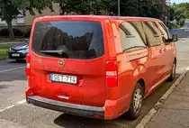 Rückansicht: Opel Zafira in Koralen Rot. Foto: 09.2021.