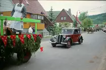 =DKW F-Baureihe unterwegs im Festzug beim Ortsjubiläum von KALTENNORDHEIM im Jahr 1996 (analoges Foto bearbeitet)