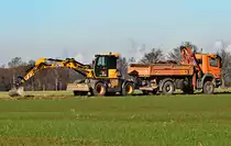 JCB 110 Radbagger und Mercedes Kipper mit Terex-Bordkran bei Euskirchen - 07.02.2023