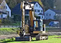 Zeppelin Raupenbagger in Bad Münstereifel bei der Bahnsanierung nach der Flut - 24.11.2022