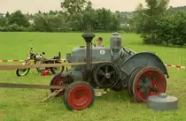 =Lanz treibt die Dreschmaschine beim Ortsjubiläum von REILOS im Jahr 1997 (analoges Foto bearbeitet)