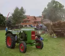 =Allgaier steht beim Ortsjubiläum von REILOS im Jahr 1997 (analoges Foto bearbeitet)