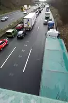 Hamburg am 30.1.2023: geht doch! Rettungsgasse auf der A1 /