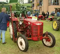 =IHC Farmall, gesehen beim Ortsjubiläum von REILOS im Jahr 1997 (analoges Foto bearbeitet)