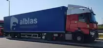 =Renault-Sattelzug mit einem Auflieger von ALBLAS-Logistics, 07-2022