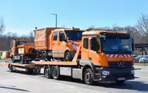 Berliner Stadtreinigung (BSR AB008) mit einem MB ACTROS 2535 Fahrzeugschlepper mit firmeneigenen Fahrzeug auf der Ladefläche + einem weiteren auf einem Hänger am 16.03.23 Berlin Marzahn.
