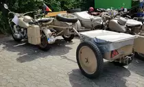 =BMW-Wehrmachtsgespann mit Anhänger, gesehen bei der Oldtimerausstellung in Uttrichshausen, 07-2022