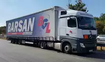 =MB Actros-Sattelzug von BARSAN GLOBAL Logistik rastet im Juli 2022 an der A 3
