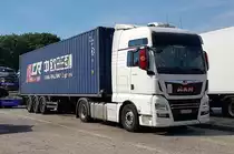 =MAN transportiert einen Schiffscontainer über die A 3 im Juli 2022