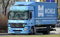 Michels & Mühlenbeck GmbH mit einem MB ACTROS 1832 mit Kastenaufbau am 18.03.23 Berlin Marzahn.