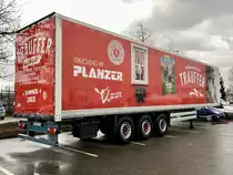 Der Trailer von Planzer für die neue Trauffer Tour  Glöggelä  am 10.3.23 vor der Westhalle in Langmethal.