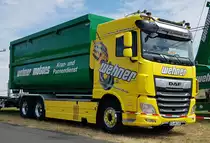 =DAF XF vom Krandienst WEHNER steht auf dem Besucherparkplatz bei der Oldtimerausstellung in Uttrichshausen, 07-2022