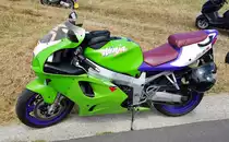 =Kawasaki Ninja ZX steht auf dem Besucherparkplatz bei der Oldtimerausstellung in Uttrichshausen, 07-2022