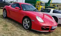 =Porsche Carrera S steht auf dem Besucherparkplatz bei der Oldtimerausstellung in Uttrichshausen, 07-2022