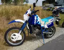 =Suzuki Dakar 650 steht auf dem Besucherparkplatz bei der Oldtimerausstellung in Uttrichshausen, 07-2022