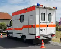 =MB Sprinter als Rettungsdienstfahrzeug des DRK steht bei der Oldtimerausstellung in Uttrichshausen, 07-2022