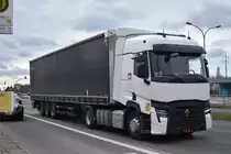 Polnischer Sattelzug mit Renault Trucks T440 Zugmaschine am 23.03.23 Bahnhof Schönefeld.
