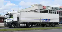 Trinks Berlin, Zweigniederlassung der Trinks GmbH mit einem Sattelzug mit MB ACTROS 1843 Zugmaschine am 23.03.23 Bahnhof Schönefeld.
