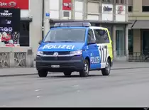 Polizei Basel - VW  BS  1229 unterwegs in der Stadt Basel am 19.03.2023