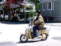 Zone 30 lsst dieser PUCH-Fahrer wohl lieber links (in diesem Fall rechts) liegen; 090517