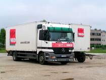 ACTROS1831 der Fa. NKD richtet sich am Messegelnde in Ried i.I. fr die bernachtung ein; 090514