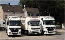 Fahrzeugparade bei K.P. GENUIT (v.l.n.r.): Actros MP2 1846, VOLVO FH12 420PS und ein weiterer Actros MP2 1846.