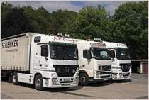 Fahrzeugparade bei K.P. GENUIT (v.l.n.r.): Actros MP2 1846, VOLVO FH12 420PS und ein weiterer Actros MP2 1846.

