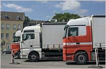 Neben Sattelzgen wrden auch Hngerzge eingesetzt: Actros MP2 2554 und ein MAN TG460A XL von K.P. GENUIT. (31.05.2009)
