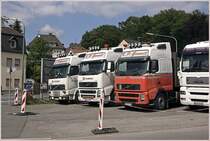 Shweden-POWER made by Volvo: Volvo FH12 420PS, VOLVO FH12 500PS und ein weiterer VOLVO FH12 500PS. Hier sieht man den Unterschied zwischen  alten  und  neuerem  Volvo FH12.
