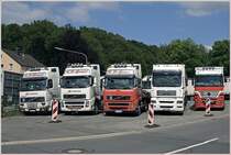 Fahrzeugparade (v.l.n.r.): VOLVO FH12 420PS, VOLVO FH12 500PS, VOLVO FH12 500PS, MAN TG460A XL und ein Actros MP2 2554. Hier sieht man den alten und den neuen Lack von K.P. GENUIT. (31.05.2009)
