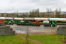 Spedition Kübler MAN TGX V8 mit Kesselbrückenteil am 01.04.23 bei der Hafenbahn Frankfurt am Main von einer Brücke aus Fotografiert