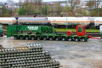 Spedition Kübler Kesselbrückenteil am 01.04.23 bei der Hafenbahn Frankfurt am Main von einer Brücke aus Fotografiert