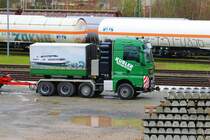 Spedition Kübler MAN TGX V8 am 01.04.23 bei der Hafenbahn Frankfurt am Main von einer Brücke aus Fotografiert