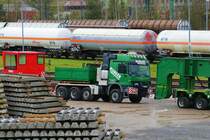 Spedition Kübler Mercedes Benz Actros V8 am 01.04.23 bei der Hafenbahn Frankfurt am Main von einer Brücke aus Fotografiert