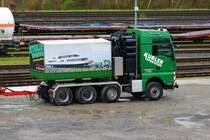 Spedition Kübler MAN TGX V8 am 01.04.23 bei der Hafenbahn Frankfurt am Main von einer Brücke aus Fotografiert