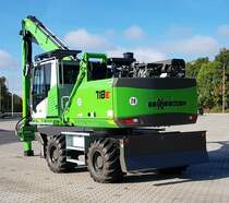 =Sennebogen 718 E steht auf einem Rastplatz an der A7 zum Weitertransport im Oktober 2022