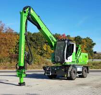 =Sennebogen 718 E steht auf einem Rastplatz an der A7 zum Weitertransport im Oktober 2022