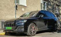 Audi Q7 60 TFSI Hybrid mit passenden Kennzeichen. Foto: 09.2021.