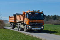 Mercedes Benz Actros Hängerzug von AlphaBau begegnet mir auf einer schmalen Straße. 04.2023