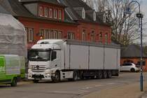 Mercedes Benz Actros Sattelzug, steht an einer Baustelle zum Entladen am Straßenrand. 03.2023