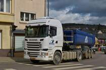 Scania R 490 Kippersattelzug, von Witrans, aufgenommen in den Straßen von Wiltz. 03.2023