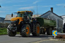 JCB Fastrac mit beladenem Tandemhänger unterwegs zu einer Endladestelle. 04.2023