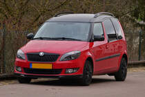 Skoda Roomster, gesehen am Straßenrand. 04.2023